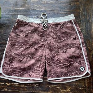 Vuori Men’s Cruise Board Shorts Size 33
